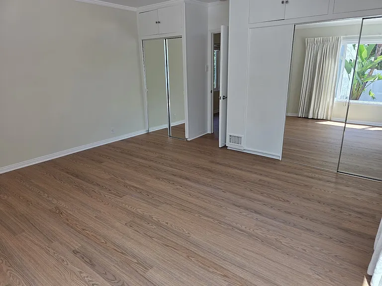 153 S Swall Dr — Photo 22