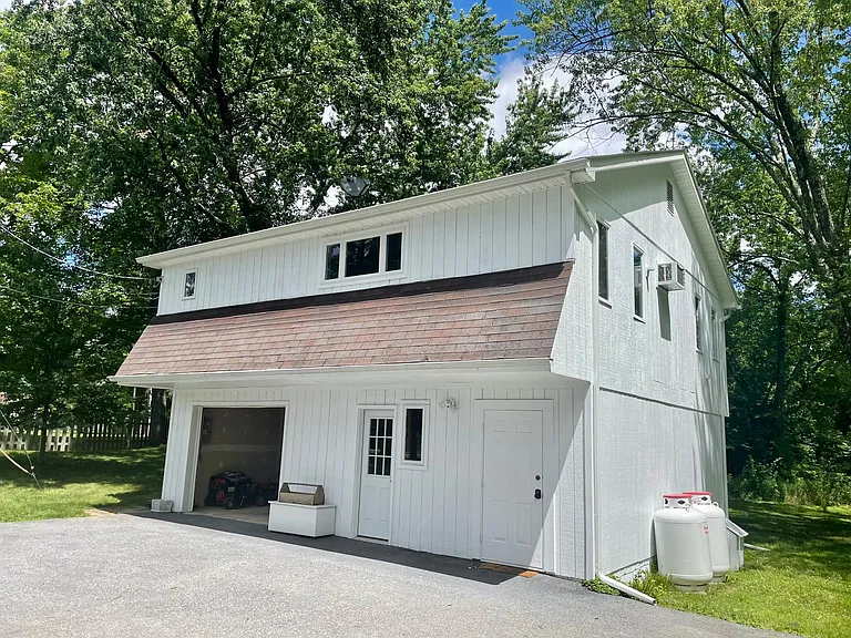 1151 Albany Post Rd — Photo 17