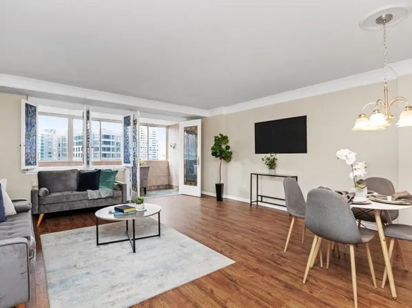 2 Hawthorne Pl APT 8O, Boston, MA 02114