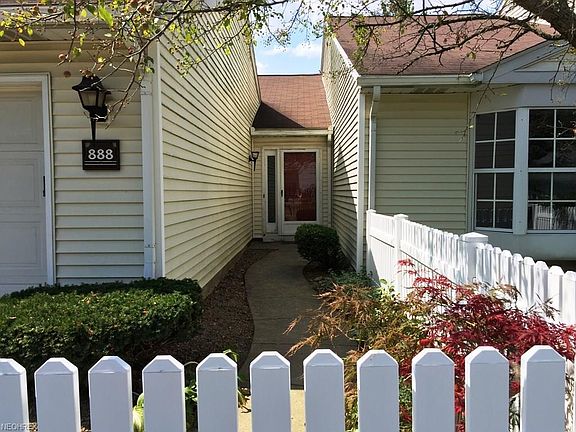 3rd image of 888 Lynnhaven Ln