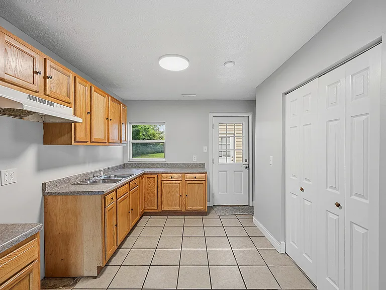 2903 Roslyn Dr — Photo 6