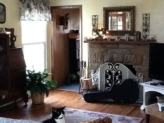 2nd image of 250 E 208th St