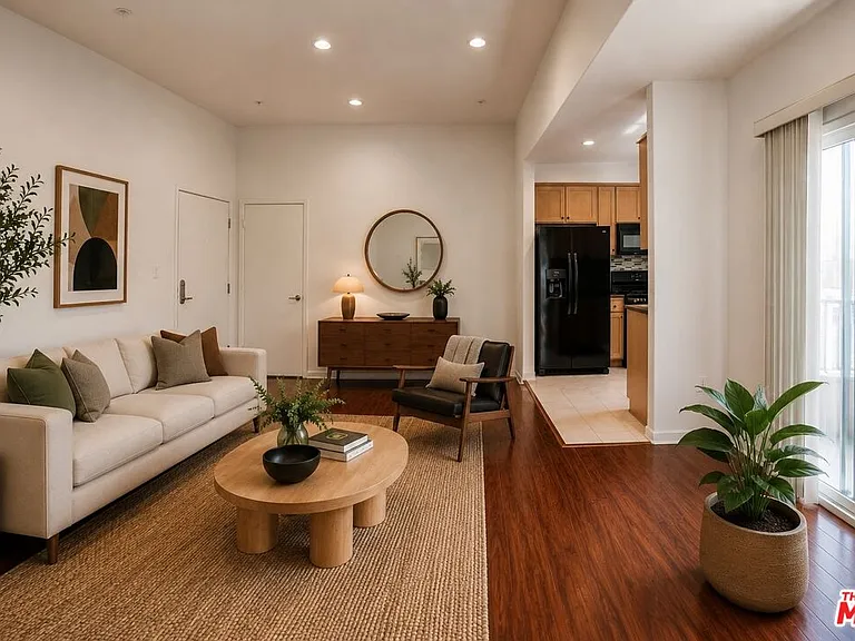 12132 Hart St #301 — Photo 4