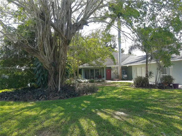 1044 Wyomi Dr, Fort Myers, FL 33919