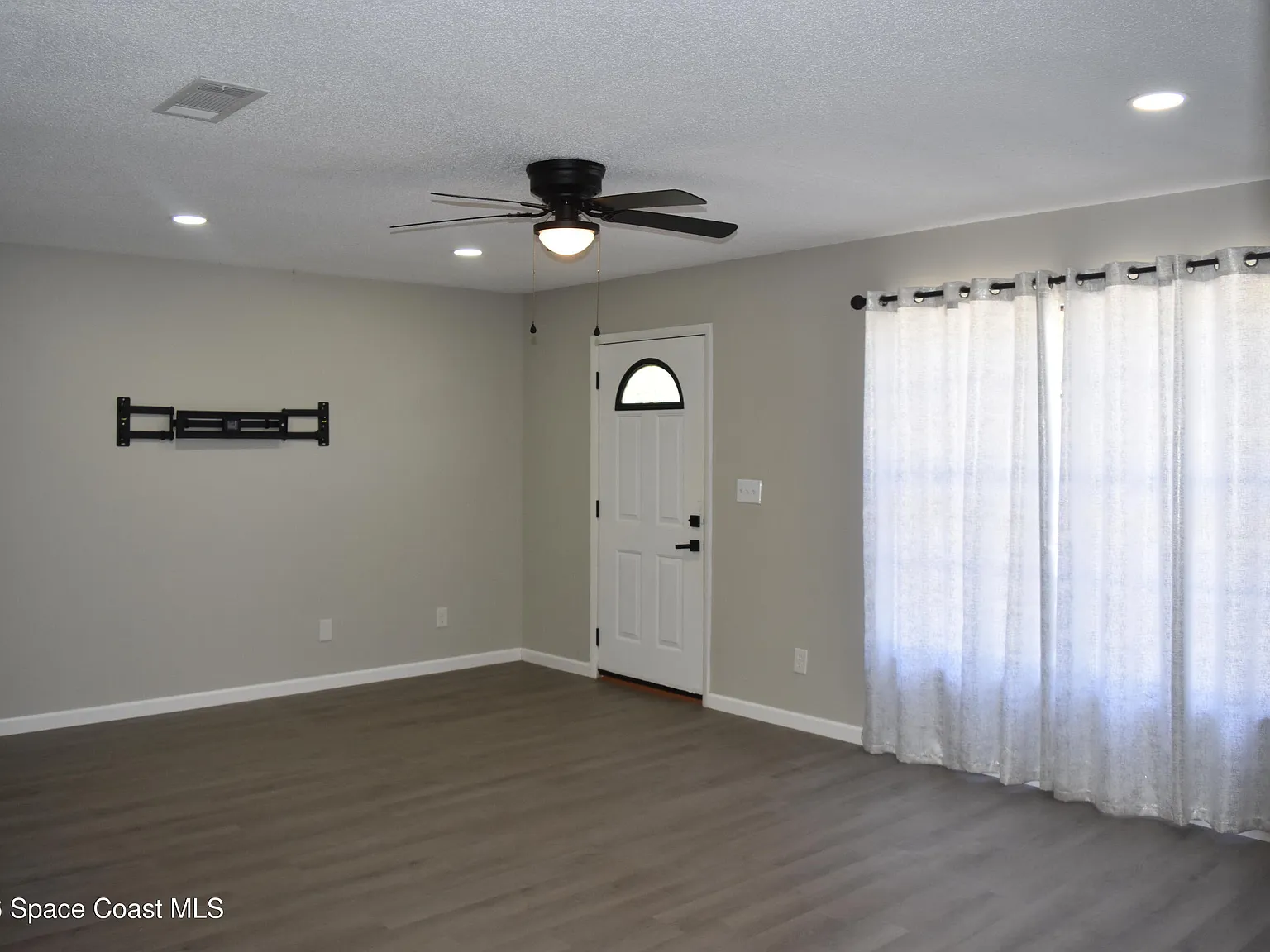 3 bed, 2.0 bath, 1338 sqft, $1,650 — Photo 2