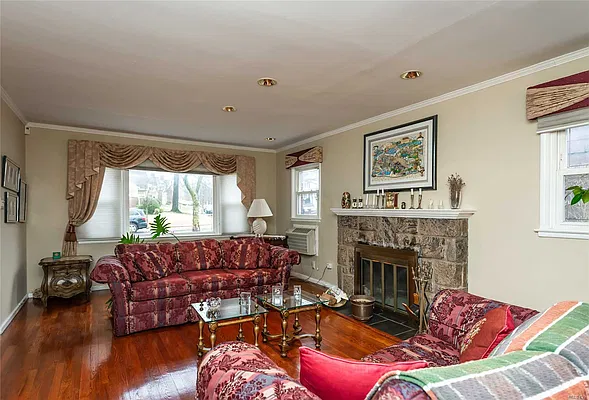 Sold by Daniel Gale Sotheby's International Realty | media 9