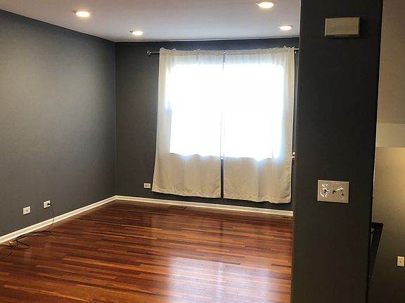 3rd image of 1052 N Claremont Dr