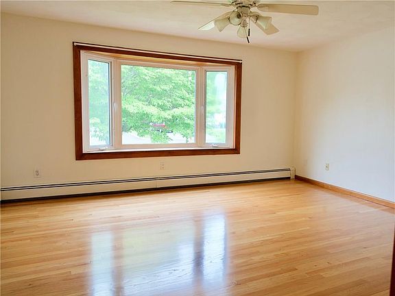 2nd image of 30 Earl St