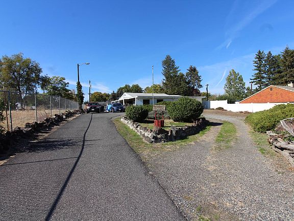2nd image of 943 Grosscup Blvd
