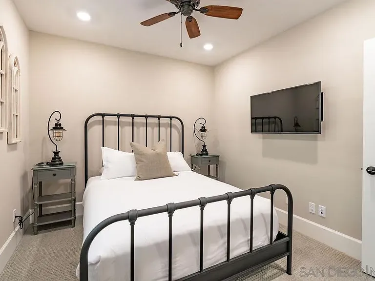 824 Jersey Ct — Photo 15