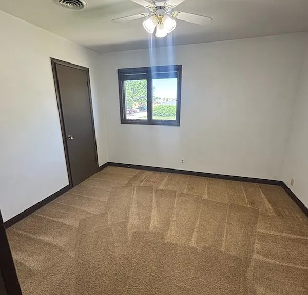 1902 Canterbury Dr — Photo 10