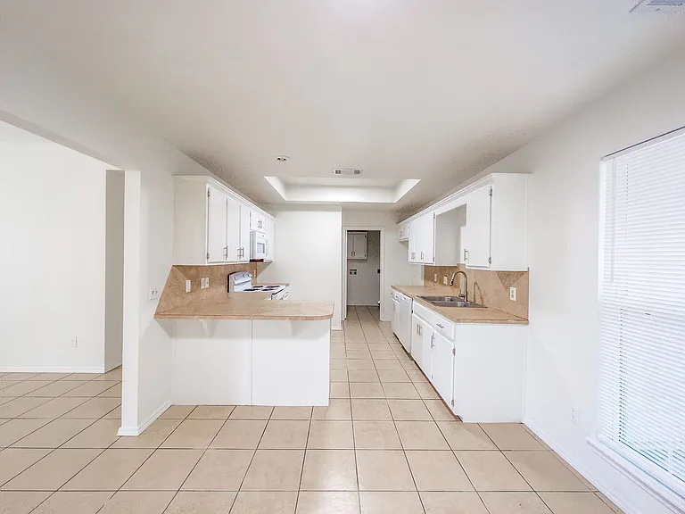 429 E El Paso St — Photo 5