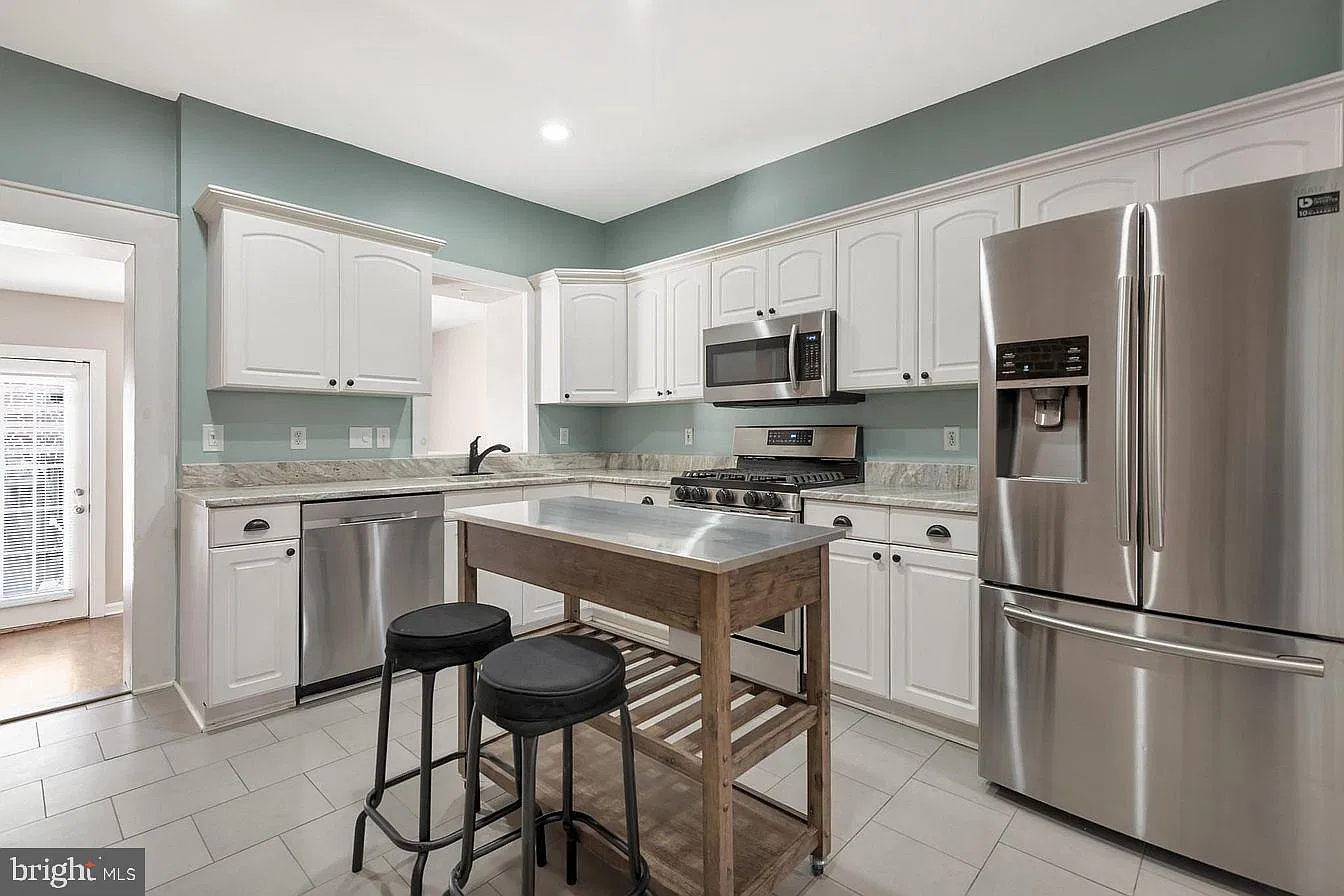 2 bed, 1.5 bath, 1128 sqft, $2,400 — Photo 1