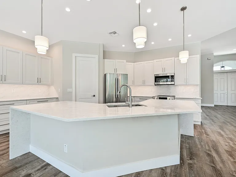 4231 Crayton Rd — Photo 11