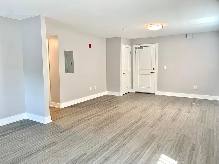 Highland House Apartments — Photo 27