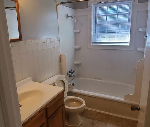 5th image of 200 High St APT 7