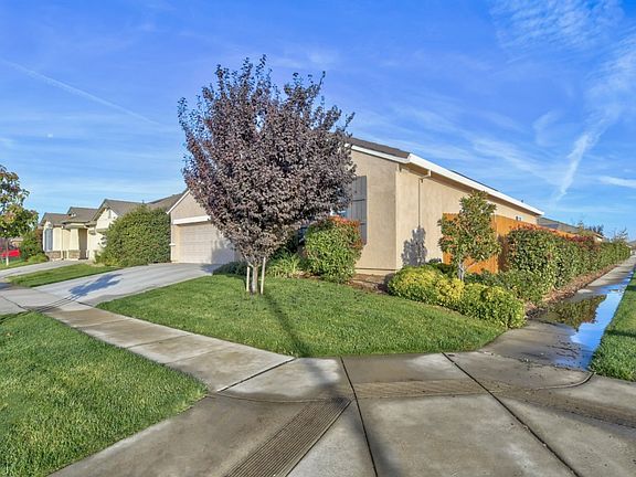 2nd image of 2475 Kilbirnie Way