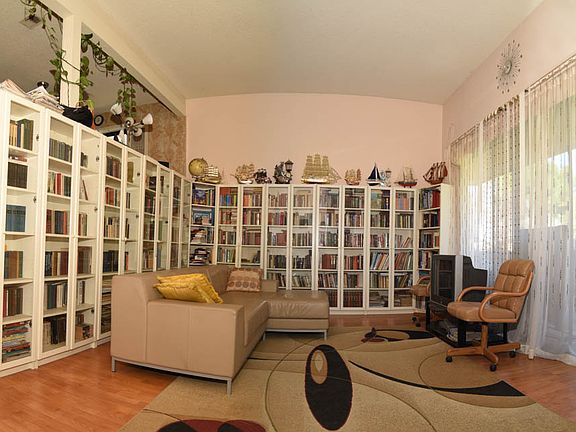 3rd image of 7610 Canby Ave Unit 3