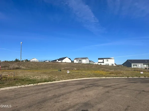 4801 Marsh Hawk Dr, Bismarck, ND 58503