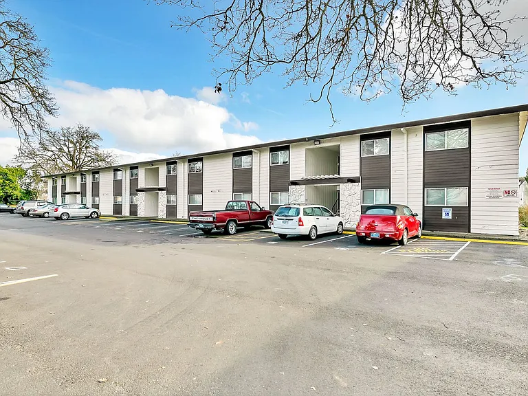 Cape Lee Apartments 2 & 3 Bedroom 1 Bathroom units — Photo 30