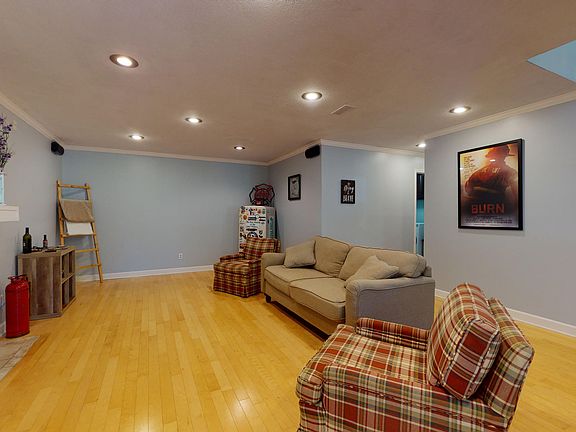 3rd image of 1632 Capitol Blvd