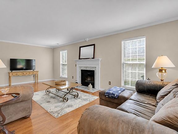 5th image of 415 Scarlet Oak Dr