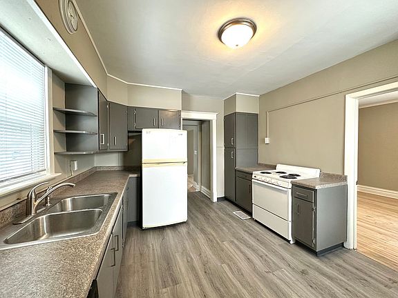 2nd image of 823 N 11th Ave E