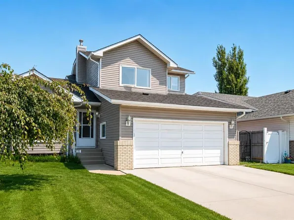 136 SW Harvest Hills Dr NE, Calgary, AB T3K 3Y1