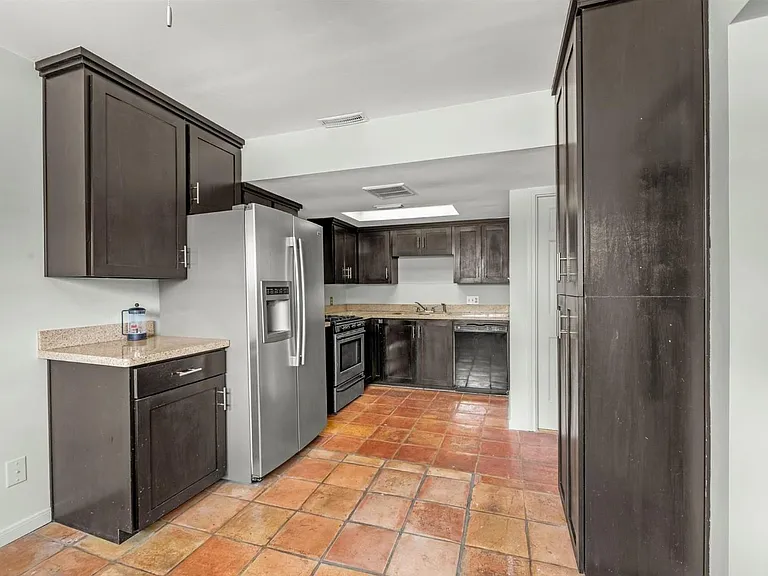 2415 Columbia St — Photo 5