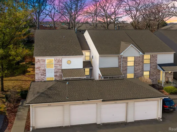 4933 Oak Hill Dr, Waterford, MI 48329