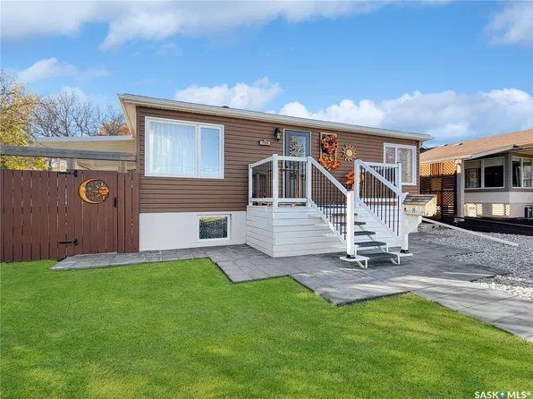 720 6th Avenue NE, Swift Current, SK S9H 2M8