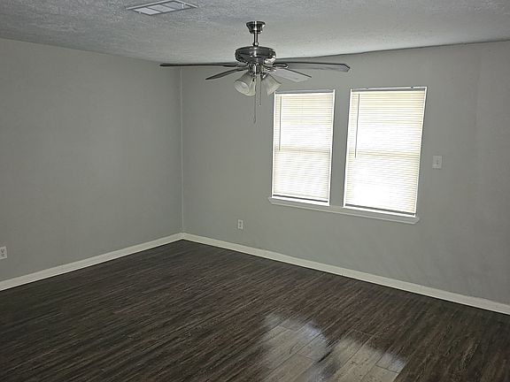 4th image of 107 Wildrose St