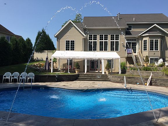 3rd image of 11 Blossom Hill Ct