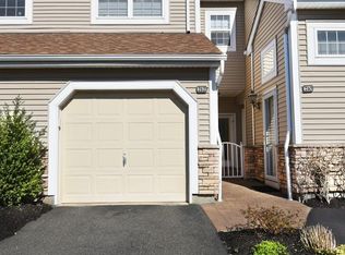 212 Carriage Ln, Plainview, NY