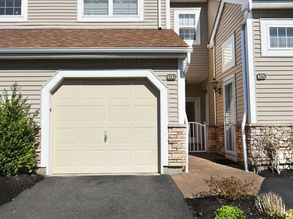 212 Carriage Lane, Plainview, NY 11803