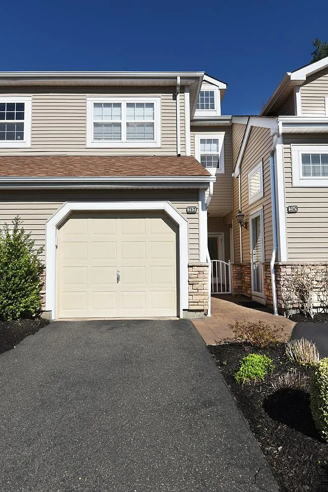 212 Carriage Lane photo 1