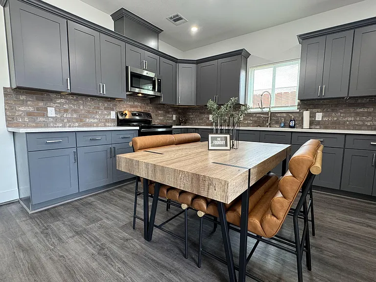 Kitchen & Dining