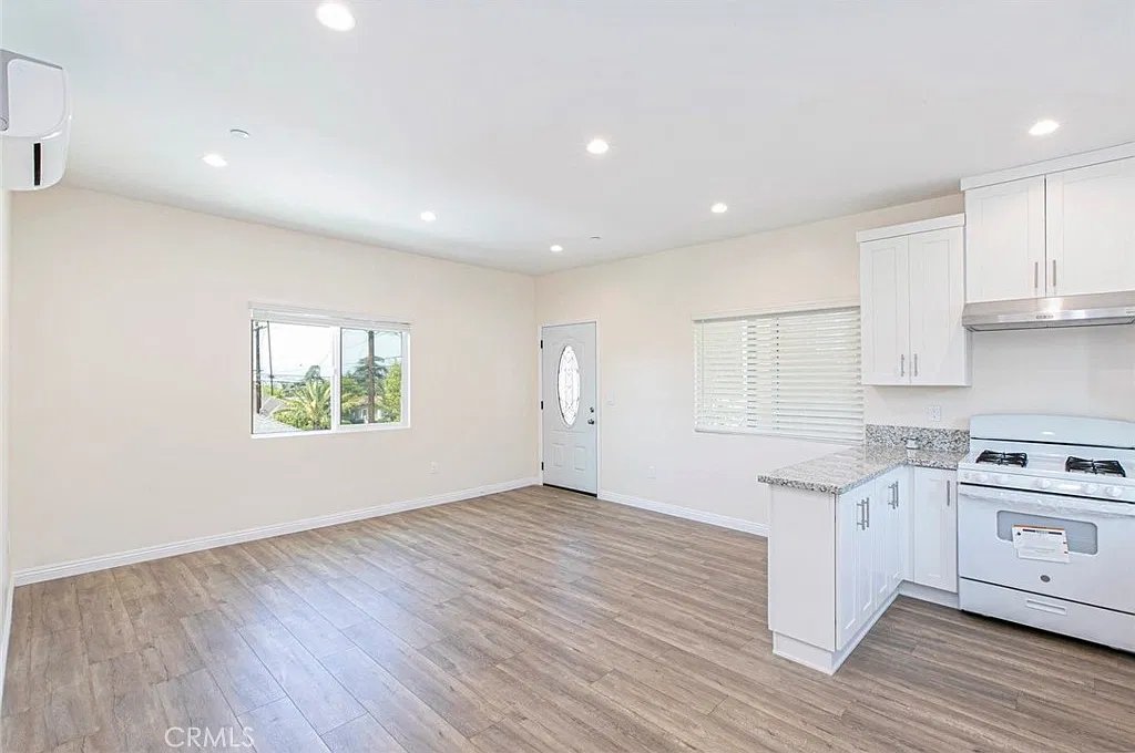 1 bed, 500 sqft, $2,500 — Photo 3