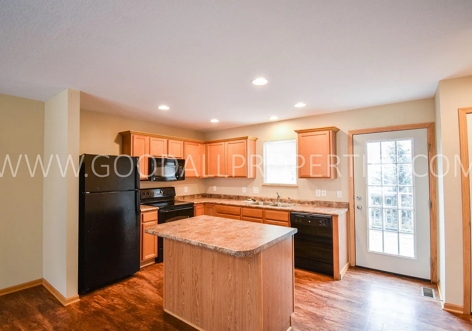 Now $1,550! Spacious Urbandale Townhome with 2-Car Garage & Lawn Care Included — Photo 2