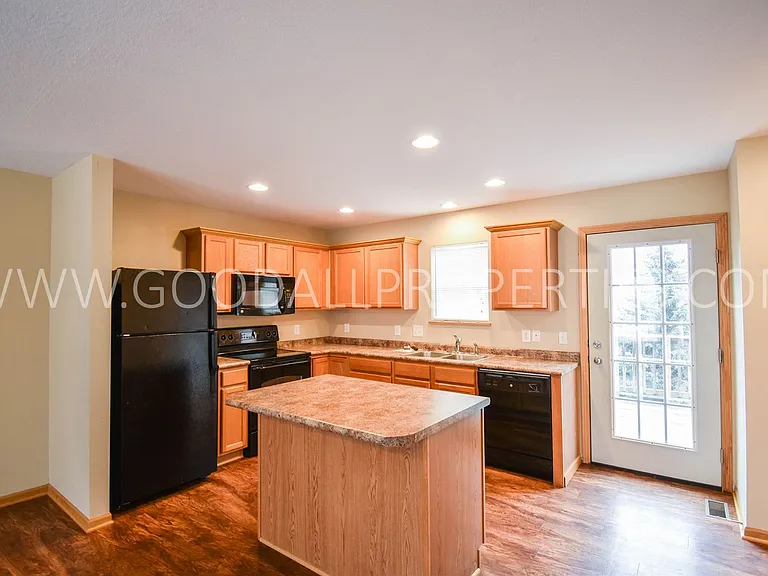 15404 Townsend Ave — Photo 2