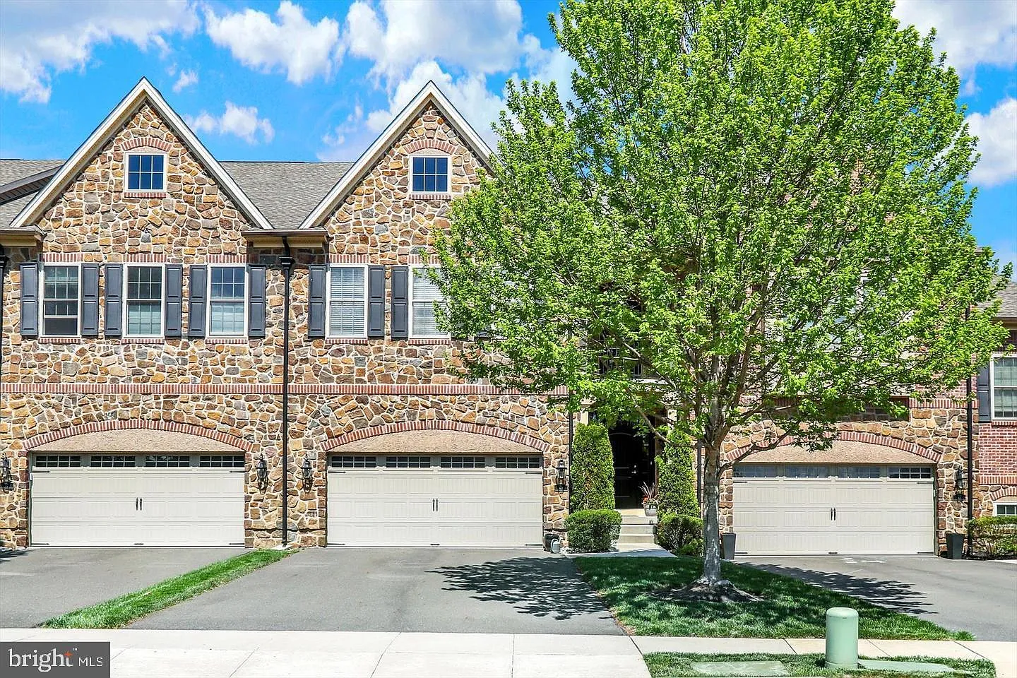3 bed, 3.5 bath, 3762 sqft, $4,100 — Photo 1
