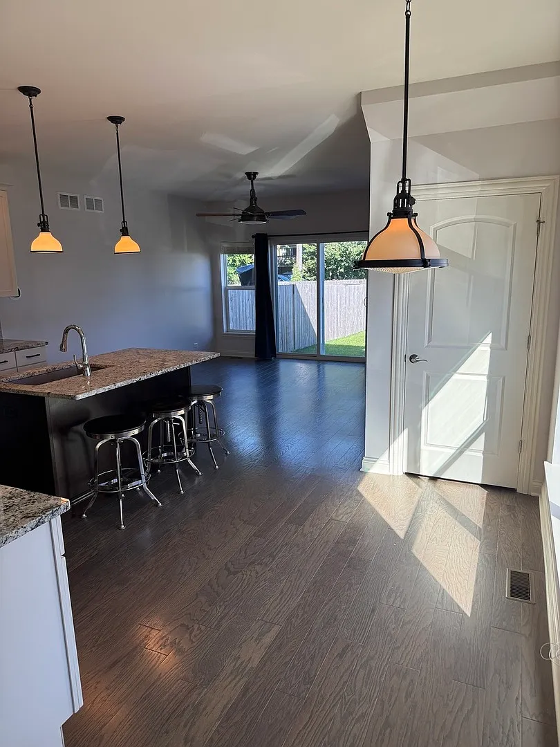 2 bed, 2.5 bath, 1325 sqft, $2,675 — Photo 4