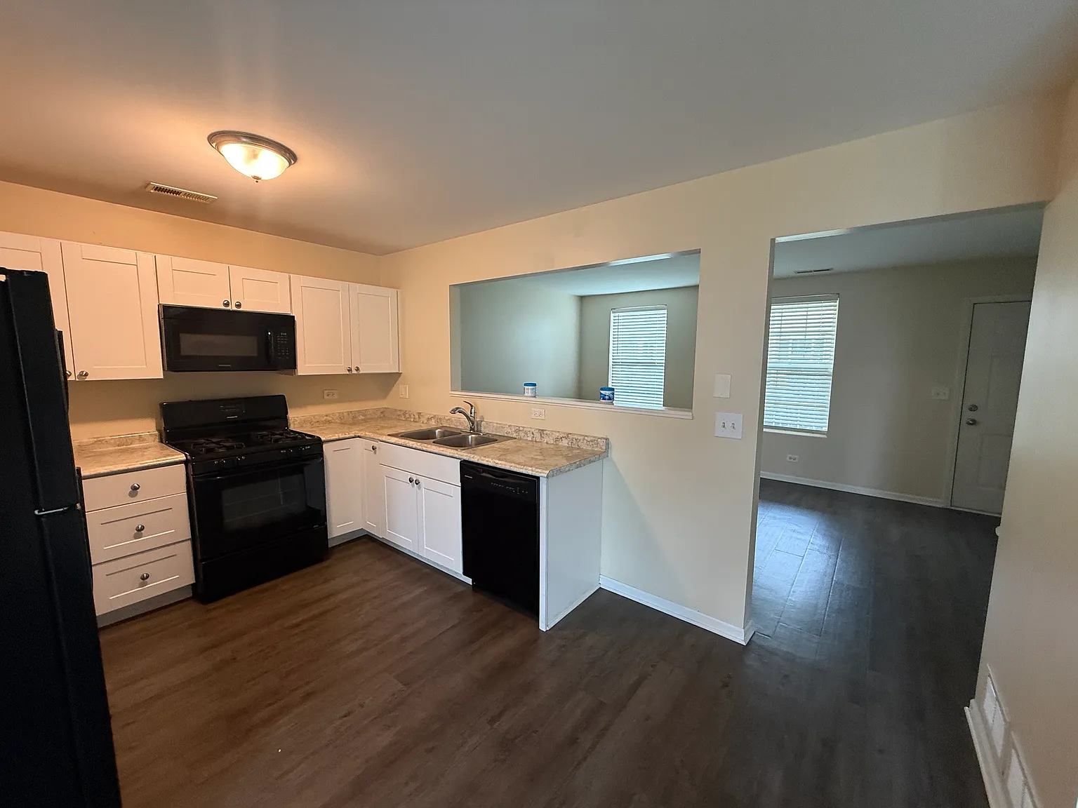 2 bed, 1.5 bath, 1160 sqft, $2,400 — Photo 2