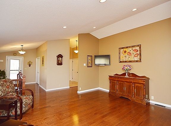 5th image of 21549 Inwood Ave N