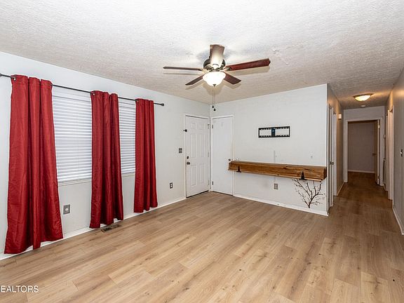 3rd image of 812 Piney Hills Dr