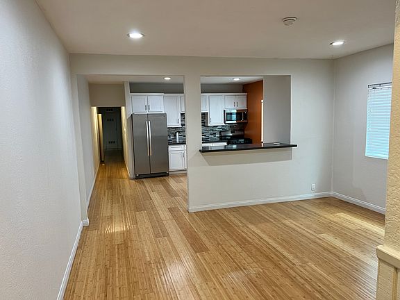 4th image of 453 1/2 S Chicago St