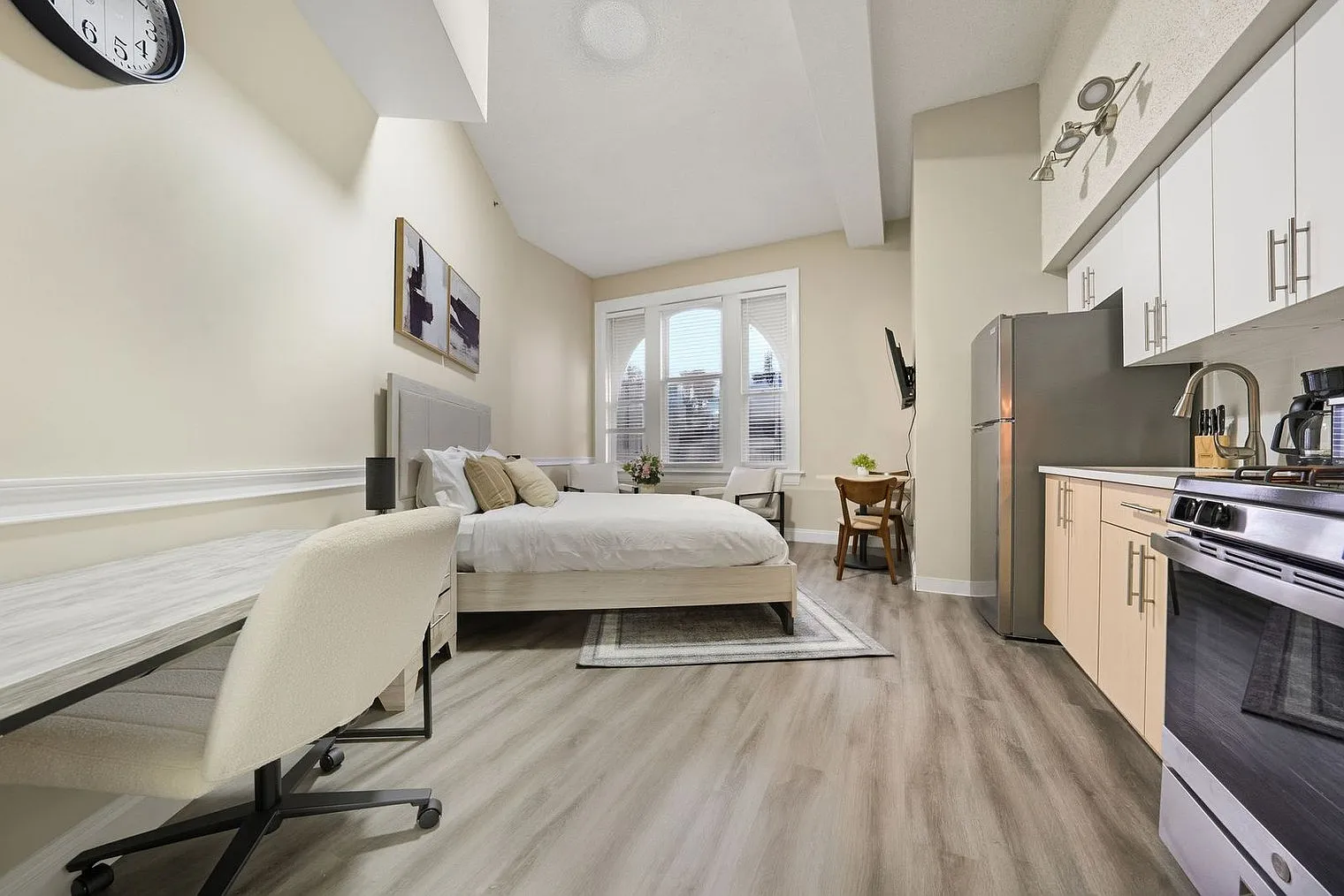 1 bed, 1.0 bath, 4660 sqft, $3,465 — Photo 4