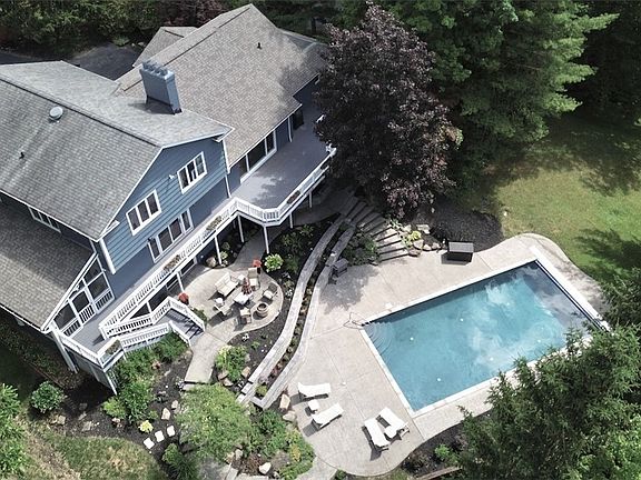 3rd image of 9 Pepperwood Ln