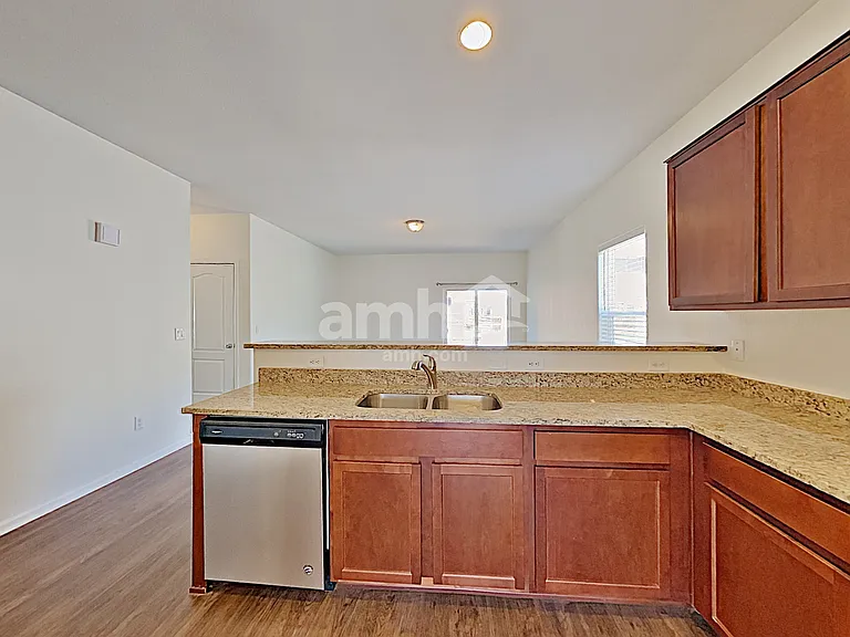551 Reserve Ave — Photo 4