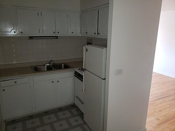 3rd image of 6128 N Kenmore Ave APT 504